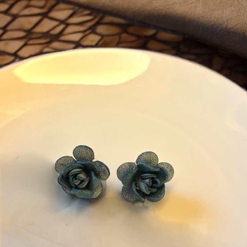 皮革花耳環 玫瑰耳環 細版 - 擺飾/家飾品 - 真皮 多色