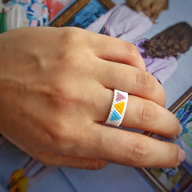 Triangle design beaded ring Handmade jewelry Wide flexible ring Elastic ring - 戒指 - 玻璃 白色