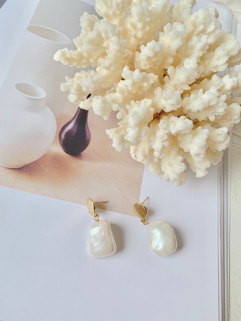 The wilderness comes with classical temperament shaped shell beads earrings - Earrings & Clip-ons - Shell 