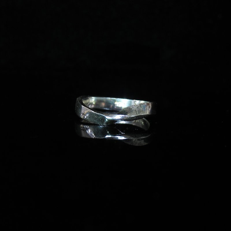 [Cosmology series - Mobius ring _ Wide] handmade Silver ring. Memorial ring. Lovers' Ring - แหวนคู่ - โลหะ สีเงิน