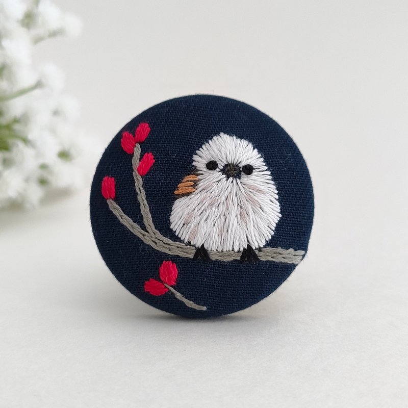 雪の妖精シマエナガの刺繍ブローチ - 胸針 - 棉．麻 白色