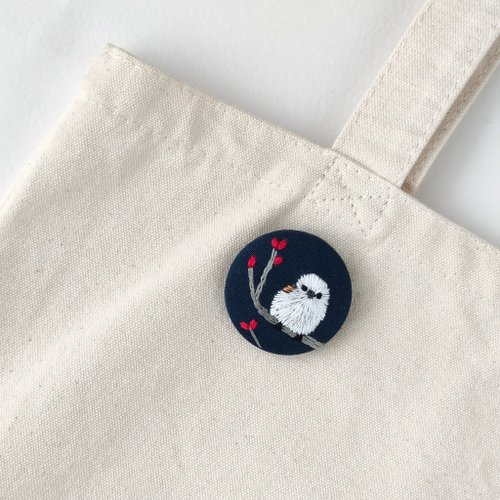 雪の妖精シマエナガの刺繍ブローチ - ショップ かなちゃん手刺繍