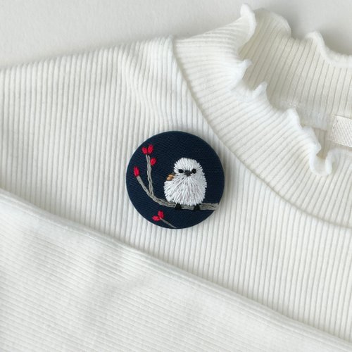＊シマエナガちゃんのブローチ＊　刺繍　シマエナガ　鳥　小鳥　雪の妖精　モノトーン Amazon.co.jp: シマエナガちゃんのブローチ＊ 刺繍 鳥 小鳥 雪の