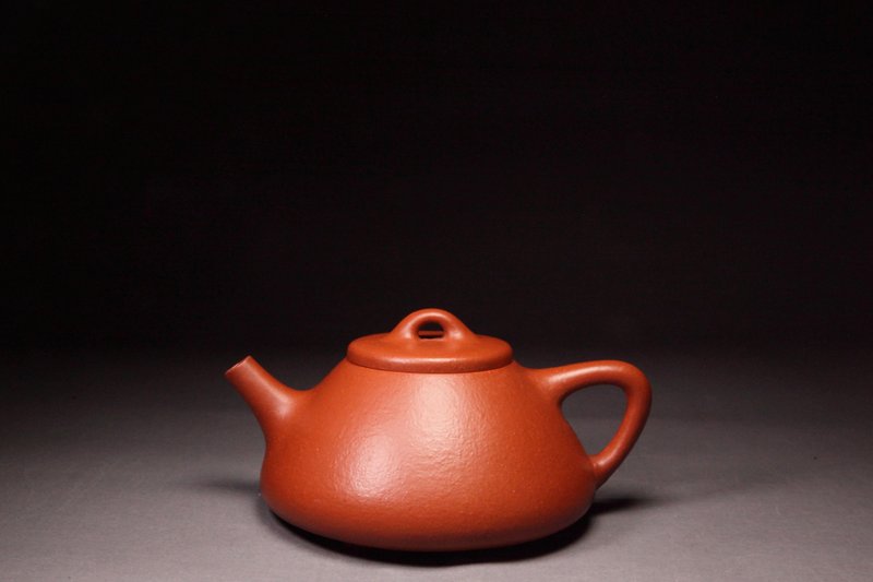 [Ziye Stone] The Fat Boss of Yanhuang Land Art Longshan Hall Selects Taixi Zhuni 200cc - Teapots & Teacups - Pottery Red