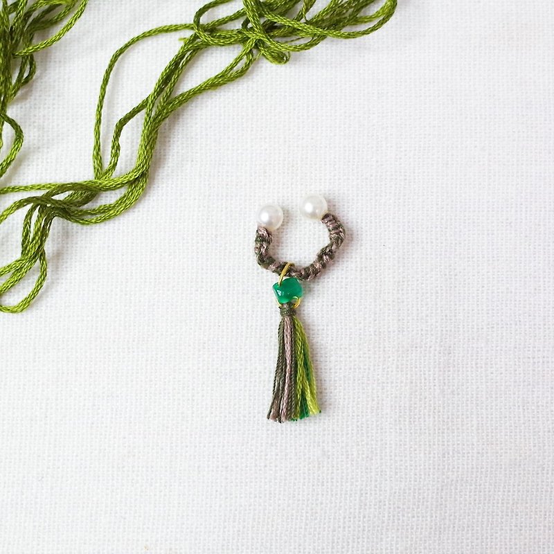 Hand-knitted single ear ear cuff with twisted pine leaf and green agate - Earrings & Clip-ons - Thread Green