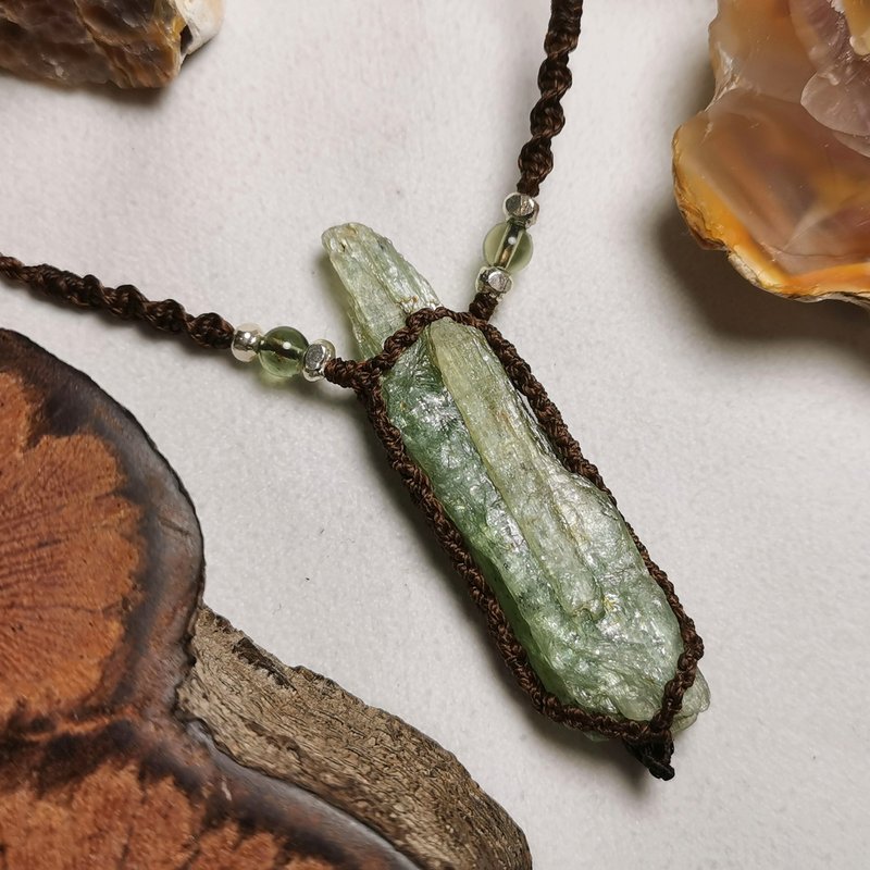 Natural green kyanite ore - Wax thread braiding/necklace with adjustable length - สร้อยคอ - เครื่องเพชรพลอย สีเขียว