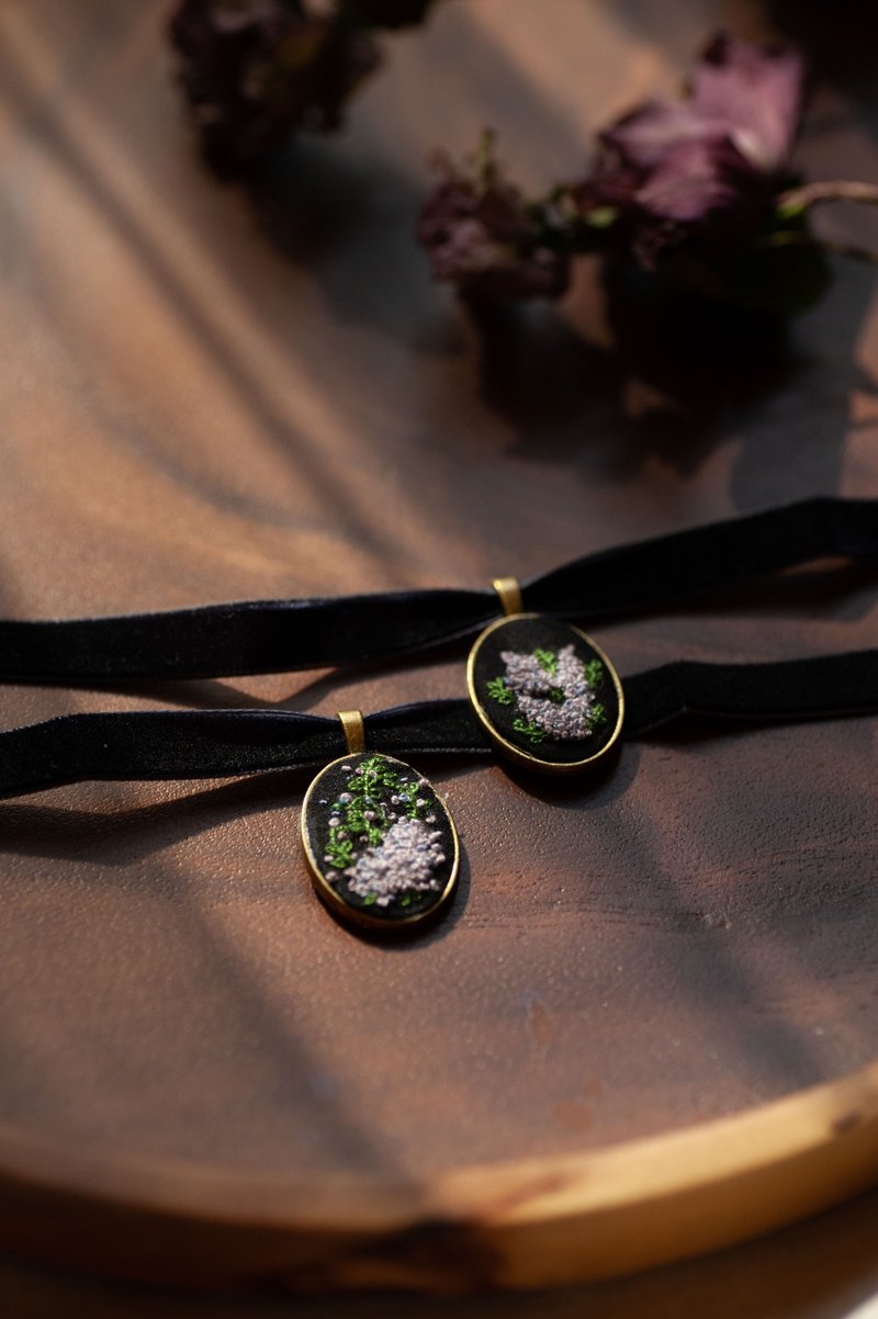 復古刺繡頸鏈|  5月誕生花 歐丁香 - 項鍊 - 其他金屬 