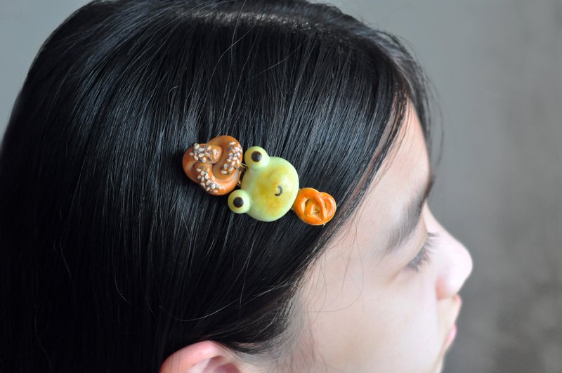 Purely handmade frog bread hairpin/simulated clay - Hair Accessories - Clay 