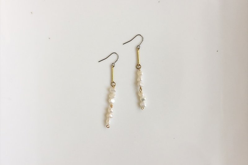 Double long brass pearl earrings - ต่างหู - โลหะ ขาว