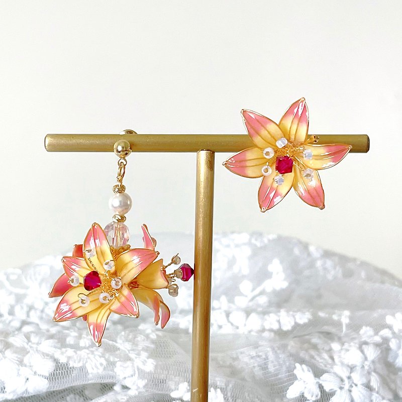 【Summer Lily】Resin Crystal Flower Earrings - ต่างหู - เรซิน 