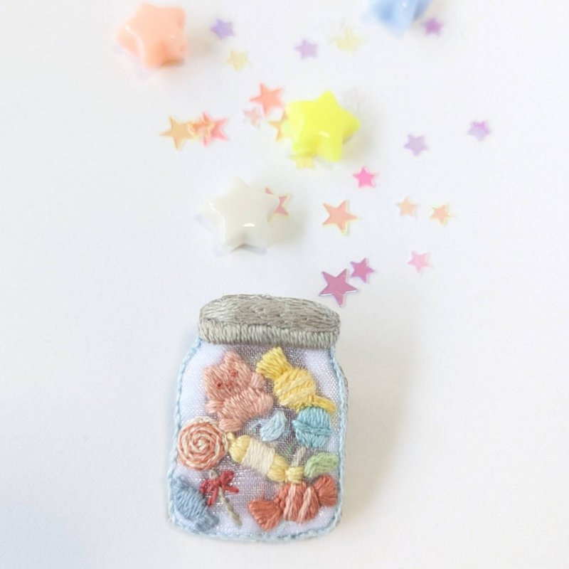 お菓子の小瓶　刺繍ブローチ - 胸針 - 繡線 粉紅色