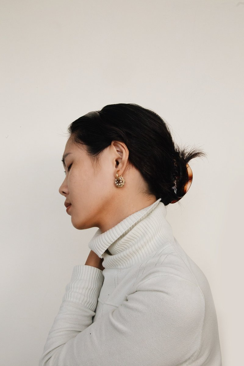 Rolling Earrings 環圈耳飾－燕麥金 - 耳環/耳夾/耳骨夾 - 玻璃 卡其色