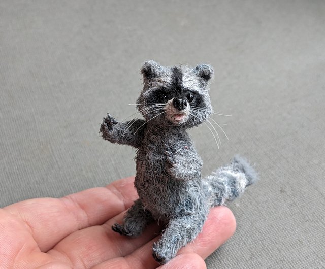 アライグマハリー -7cm、ラクーン、タヌキ、かわいい動物、ぬいぐるみ - ショップ 面白い子犬の家 人形・フィギュア - Pinkoi