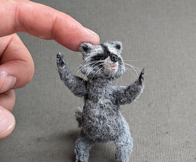 アライグマハリー -7cm、ラクーン、タヌキ、かわいい動物、ぬいぐるみ - ショップ 面白い子犬の家 人形・フィギュア - Pinkoi