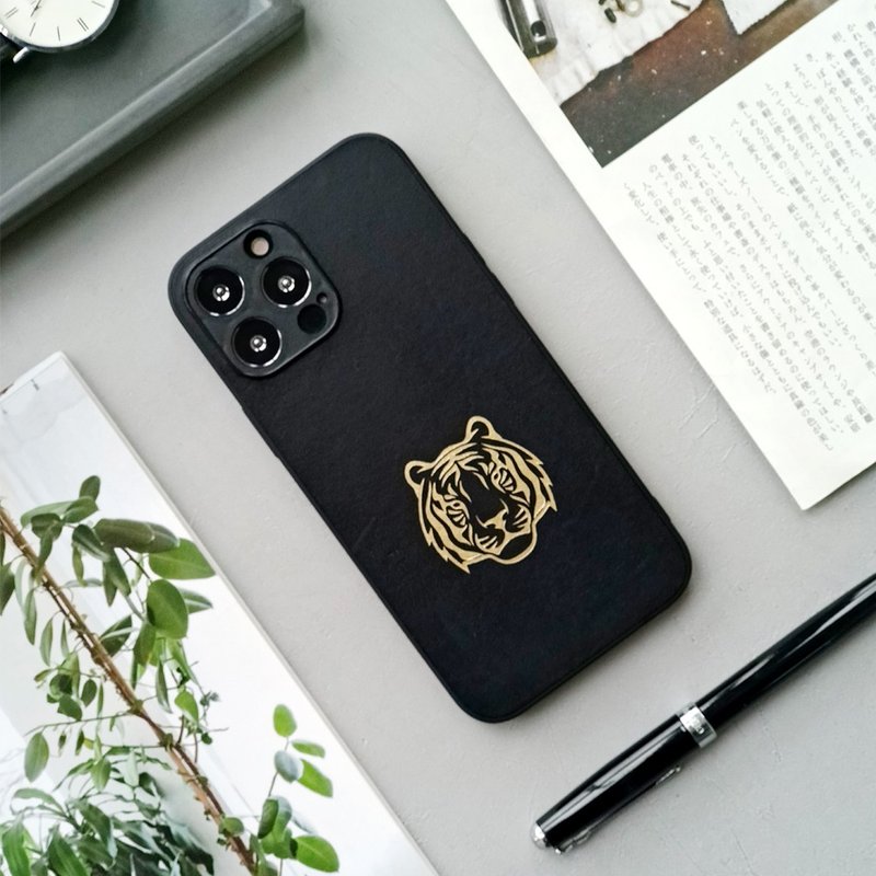 心有猛虎 |黑色iphone15promax手機殼真皮14plus保護套13蘋果防摔 - 手機殼/手機套 - 真皮 黑色