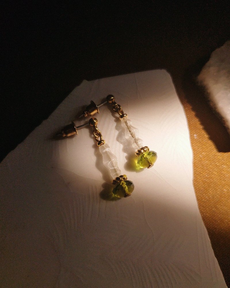 典雅古董珠短耳環 - 蕾絲與橄綠 - 耳環/耳夾/耳骨夾 - 琉璃 多色