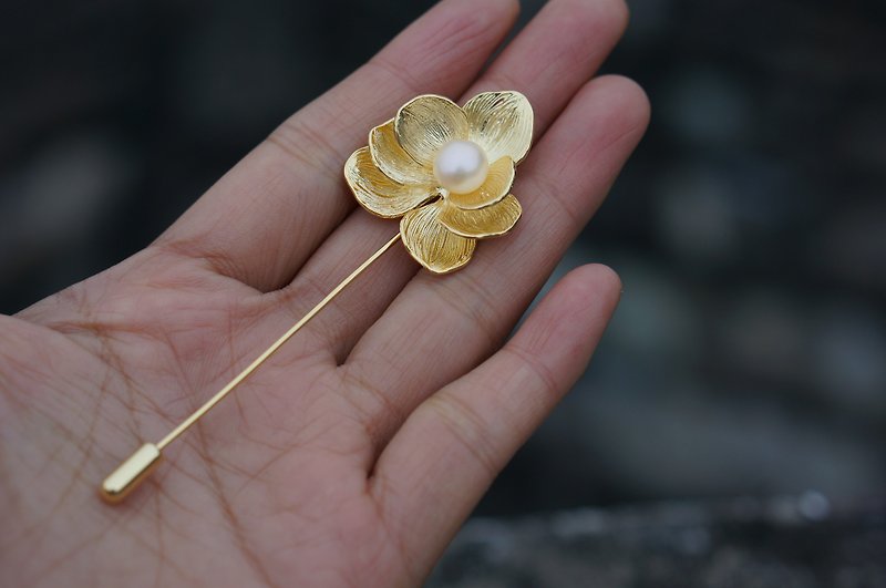 手工黃銅珍珠蘭花胸針 - 胸針 - 銅/黃銅 金色