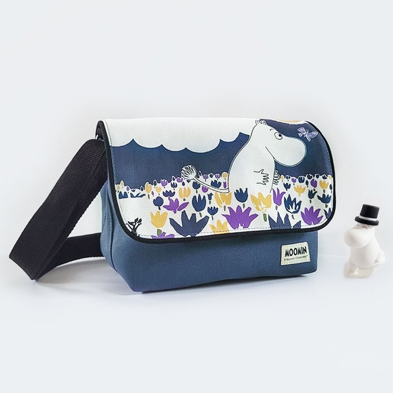 【Pinkoi x Moomin】Comic Messenger Bag Sling bag – Blue  MADE IN TAIWAN - กระเป๋าแมสเซนเจอร์ - ผ้าฝ้าย/ผ้าลินิน สีน้ำเงิน