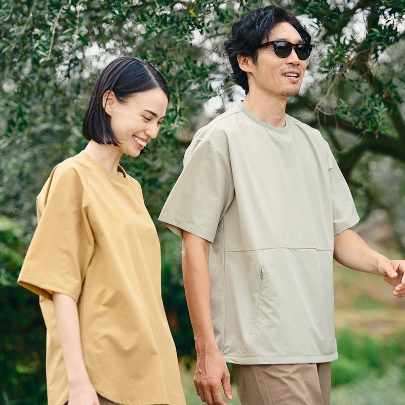 SETOUT-植物染機能袋鼠口袋縮口上衣 - 男 T 恤 - 聚酯纖維 卡其色