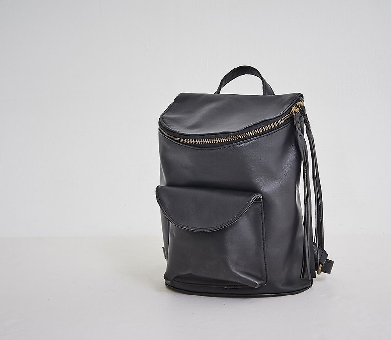 String tassel with tubular small backpack black - กระเป๋าเป้สะพายหลัง - หนังแท้ สีดำ