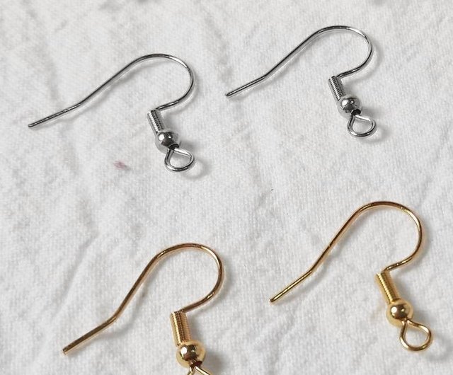 ツートンカラーの綺麗なタッセルとオリジナル作成牌のピアス　イヤリングです ツートンカラーの綺麗なタッセルとオリジナル作成牌のピアス