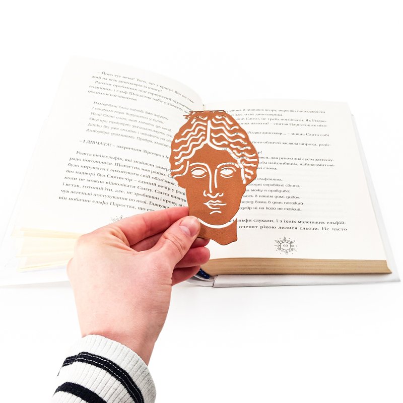 Goddess of Words – Metal Page Marker, Literary-Inspired Design - 書籤 - 其他金屬 咖啡色