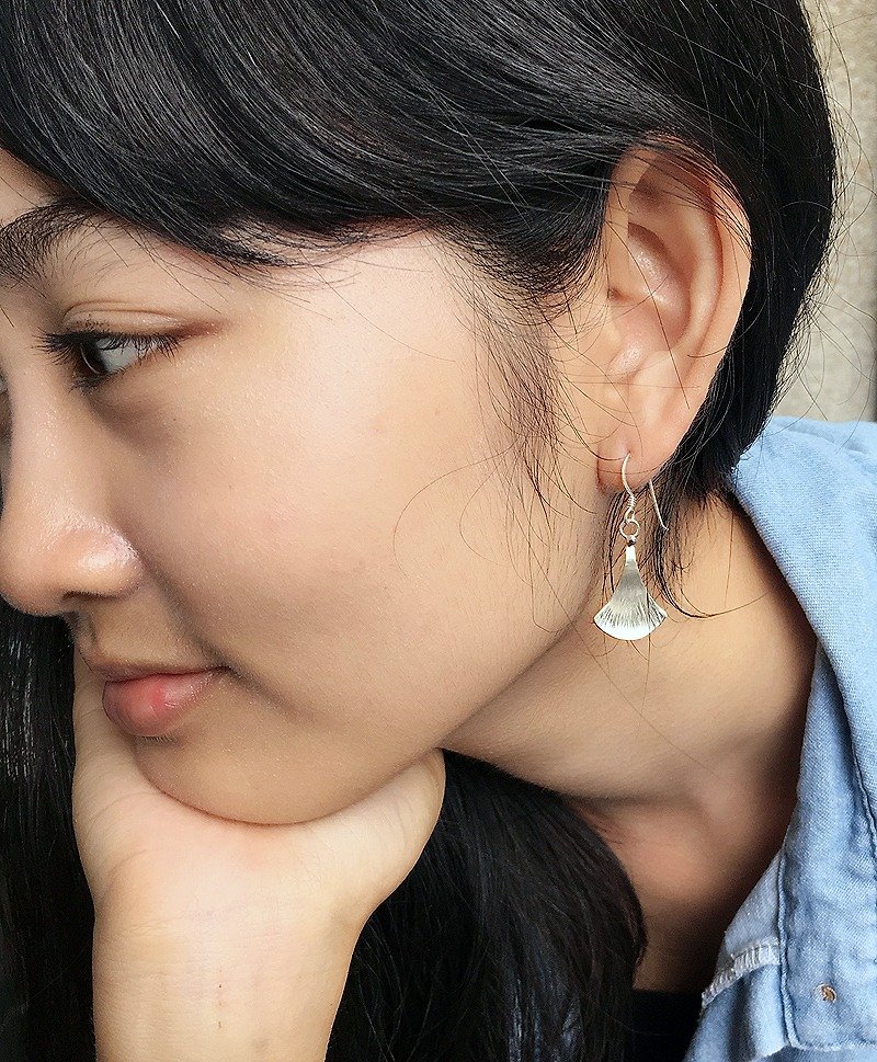 Ginkgo~Handmade ginkgo leaf-shaped sterling silver earrings, ear needle design, handmade poetic sterling silver earrings - ต่างหู - เงินแท้ 