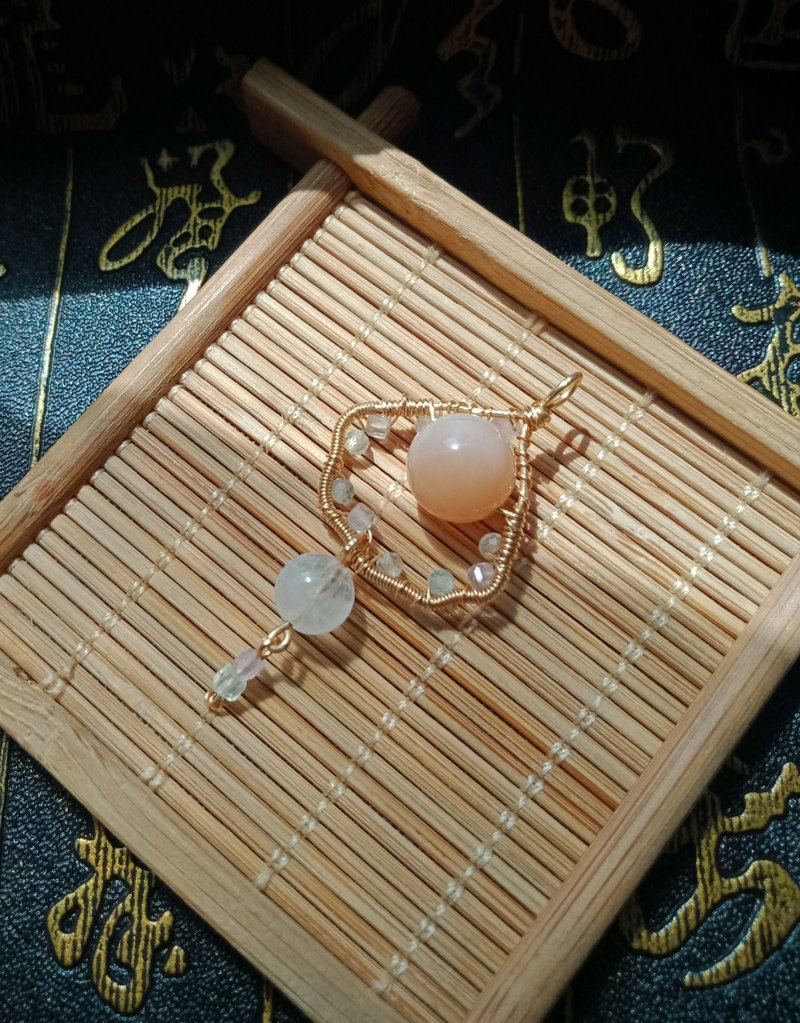 Anonymous mountains and rivers. necklace. Orange moonstone. Blue moonstone. Shell?Huahua?. metal braid - Necklaces - Gemstone Pink