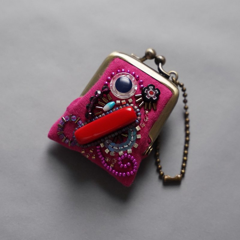 ネックレスにも、バッグチャームにも、小さな小さなビーズ刺繍のがま口 67 ピンク　ガーゼ　アクセサリーケース - 吊飾/掛飾 - 棉．麻 粉紅色