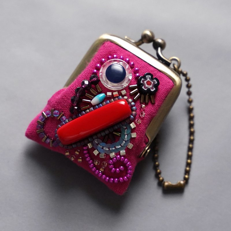 小さなビーズ刺繍のがま口 No.67 ビビッドピンクのガーゼ ネックレス・バッグチャームにも アクセサリーケース 手刺繍の一点物 - 吊飾/掛飾 - 棉．麻 粉紅色
