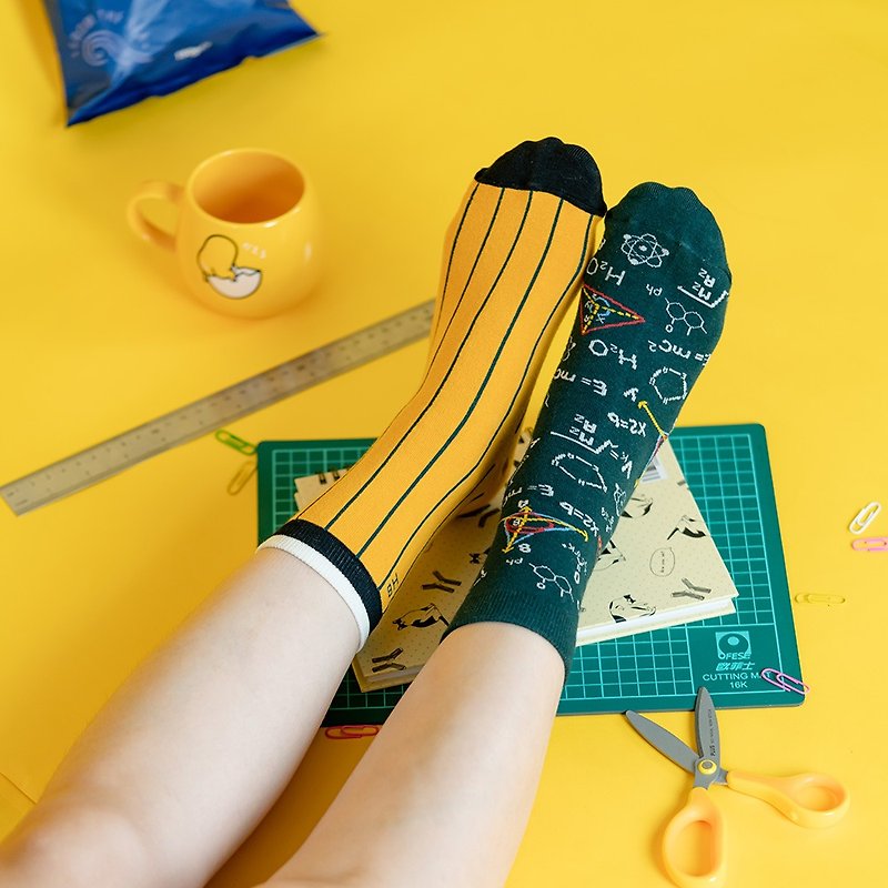 [Yellow Green with HB Pencil] AB Medium Socks I Taiwan Original Design Socks/Z0019 - ถุงเท้า - ผ้าฝ้าย/ผ้าลินิน สีเขียว