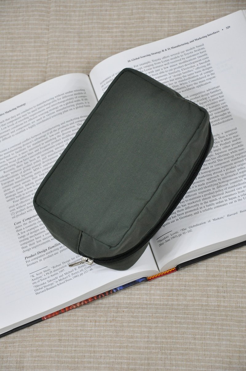 ENDURE/square small size cosmetic bag / military green - Toiletry Bags & Pouches - Cotton & Hemp Green