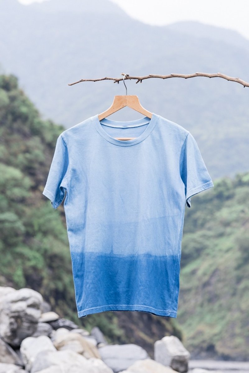 Free dyeing isvara handmade plant blue dyed ocean series cotton T-shirt - เสื้อยืดผู้หญิง - ผ้าฝ้าย/ผ้าลินิน สีน้ำเงิน