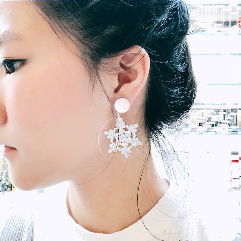 Snowflake Dangle Earrings - ต่างหู - อะคริลิค สีเงิน