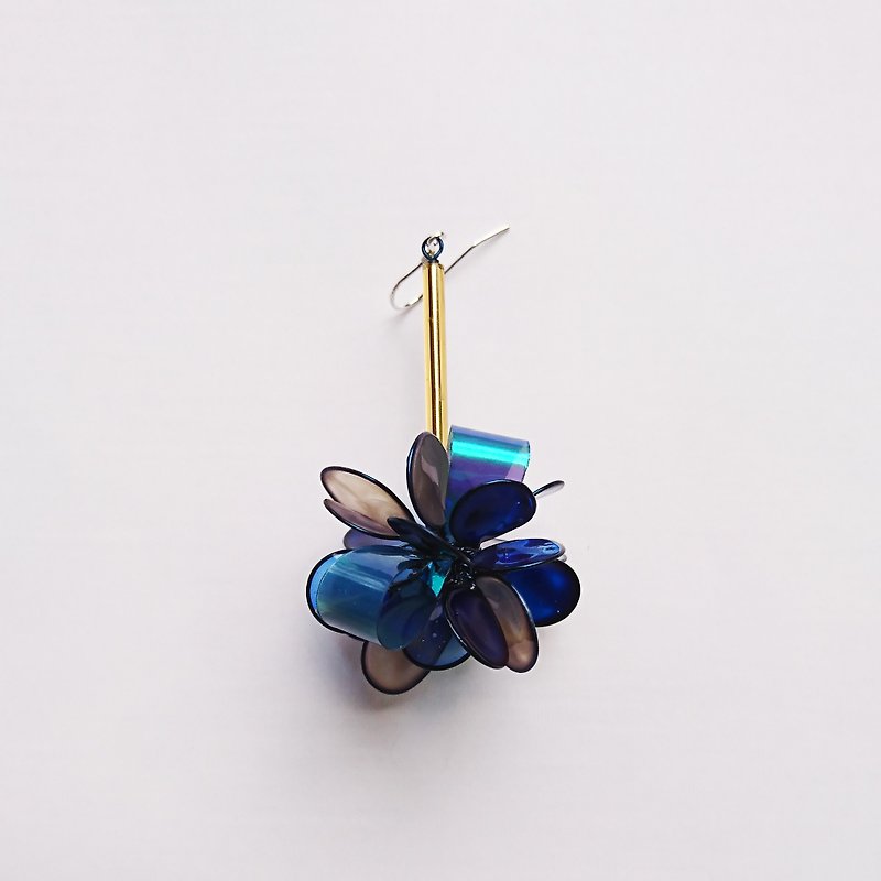 <Aurora series blue style> Unilateral shape handmade resin earrings / hanging models / earring/accessories - ต่างหู - วัสดุอื่นๆ สีน้ำเงิน