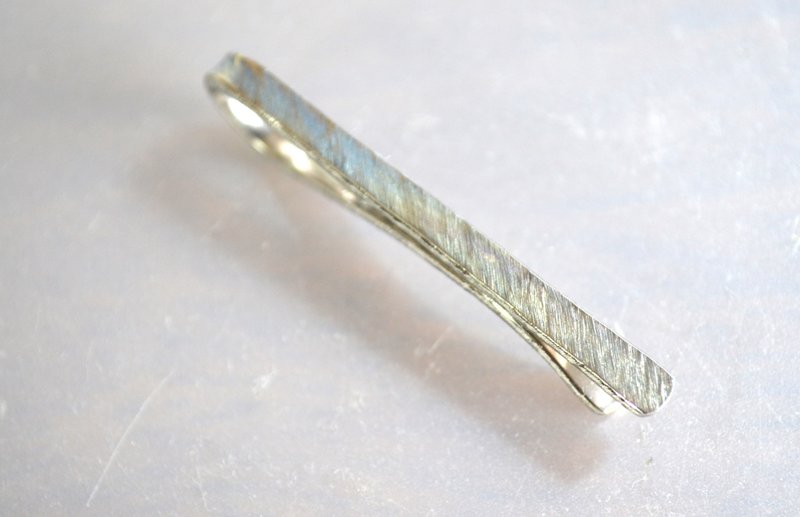 Titanium tie bar・純チタンネクタイピン・荒し鎚目・光と若草A・５２mm - 領帶/領帶夾 - 其他金屬 多色