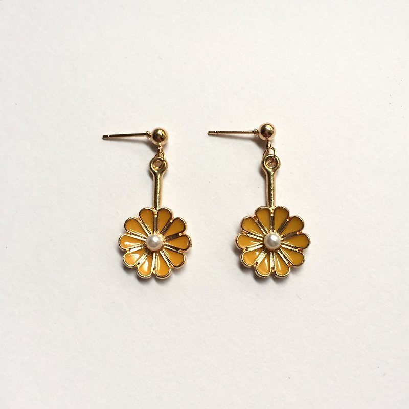 Japanese simple yellow daisy pearl earrings Clip-On clip earrings - ต่างหู - โลหะ สีส้ม