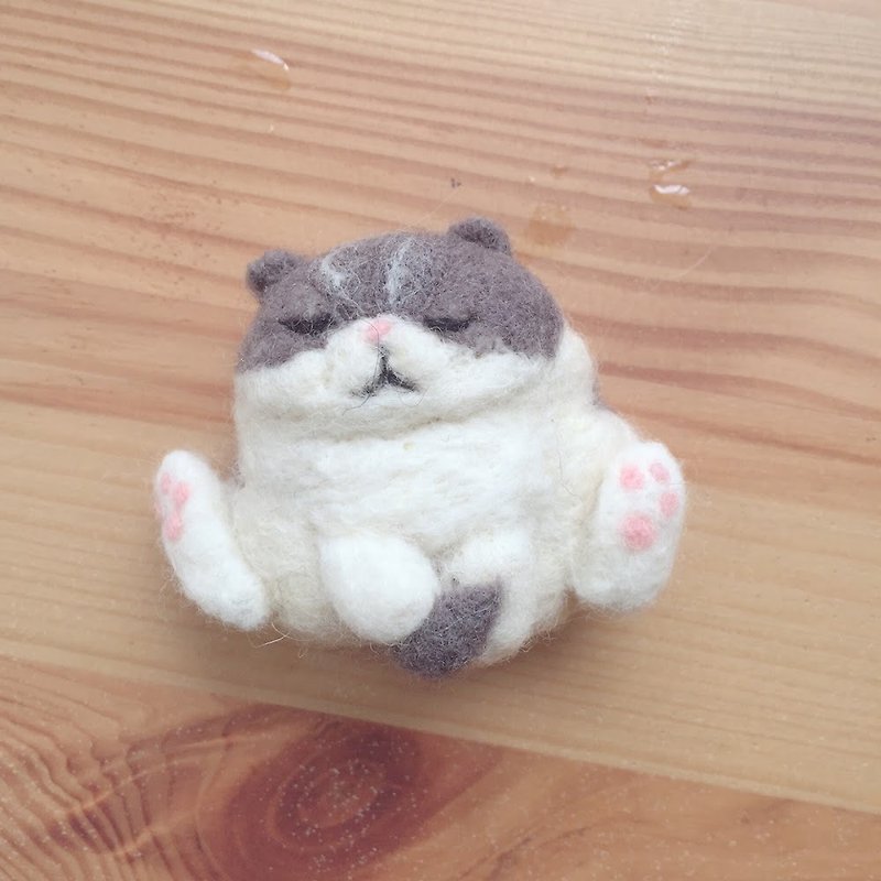 Gray Fat Cat Brooch - Brooches - Wool White