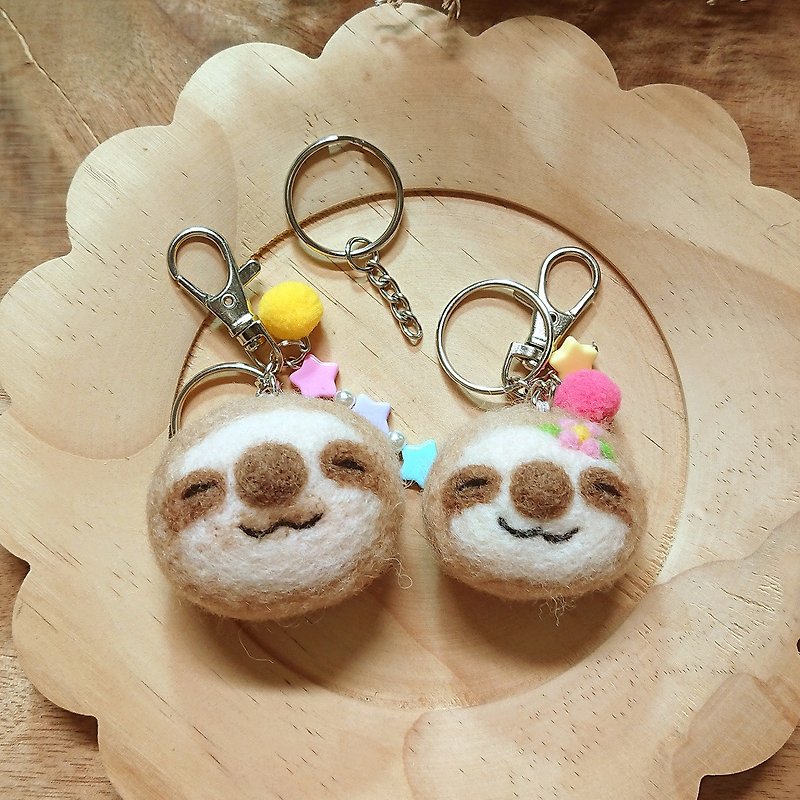 Smiling Sloth Wool Felt Keyring Small Flower Healing Gift - เข็มกลัด - ขนแกะ สีกากี