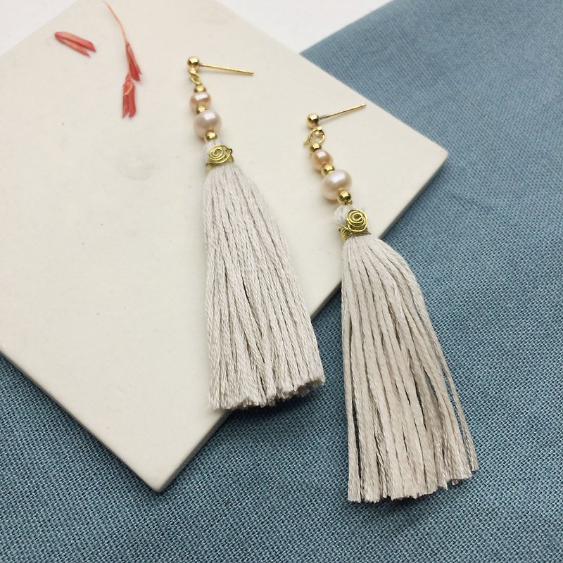 Laolin miscellaneous goods l Japanese Embroidery thread hand-made tassels-Shanghai pearl gray-white ear hooks l ear pins l Clip-On - Earrings & Clip-ons - Thread White