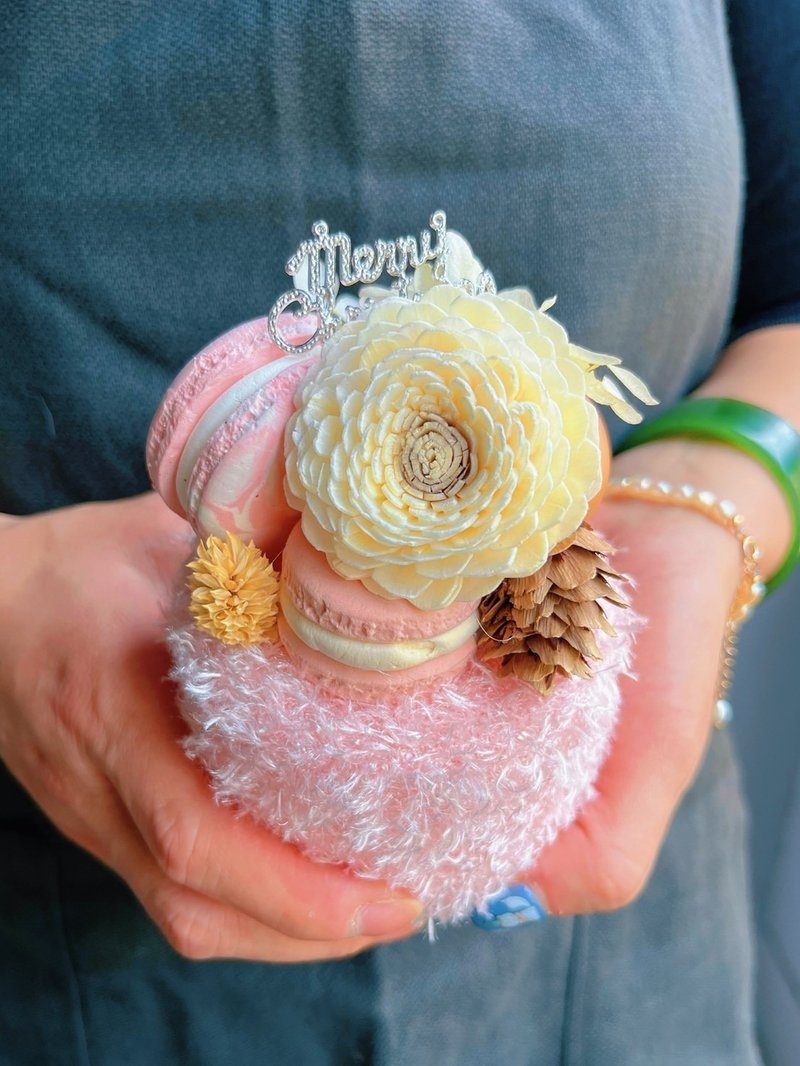 VERNITA Pink Macaron Cake Flower Gift • A Floral Blessing That Lasts - ช่อดอกไม้แห้ง - วัสดุอื่นๆ สึชมพู