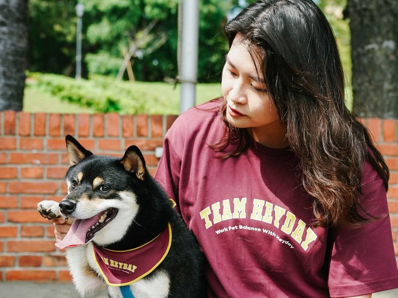 TEAM HEYDAY human pet parent-child clothing series human version short-sleeved style burgundy ginger character - เสื้อยืดผู้หญิง - ผ้าฝ้าย/ผ้าลินิน สีแดง