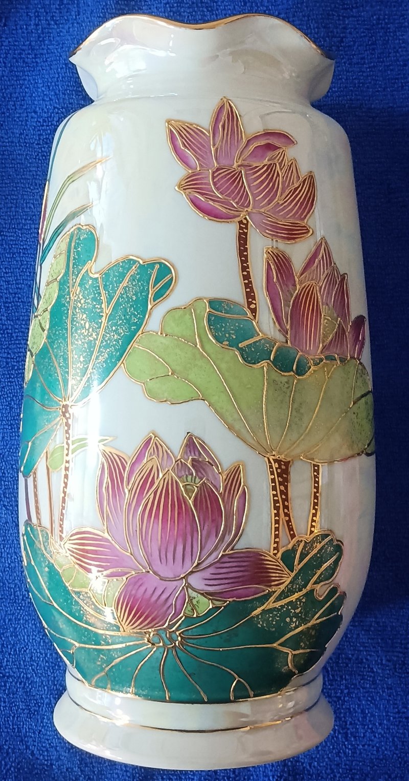 [Painted vase] 10-inch carved gold-colored fat lotus vase - Pottery & Ceramics - Porcelain 