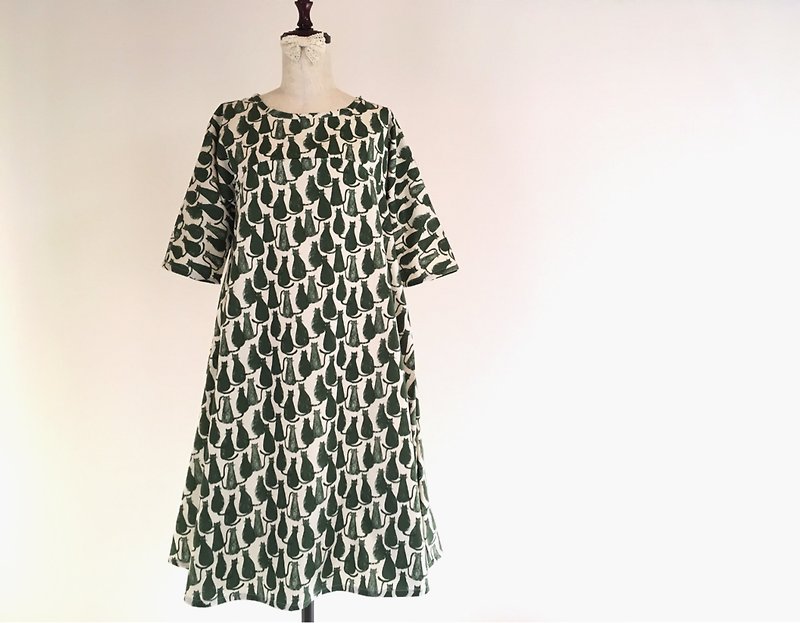 水彩風　猫柄フレアワンピース　フォレストグリーン - 連身裙 - 棉．麻 綠色