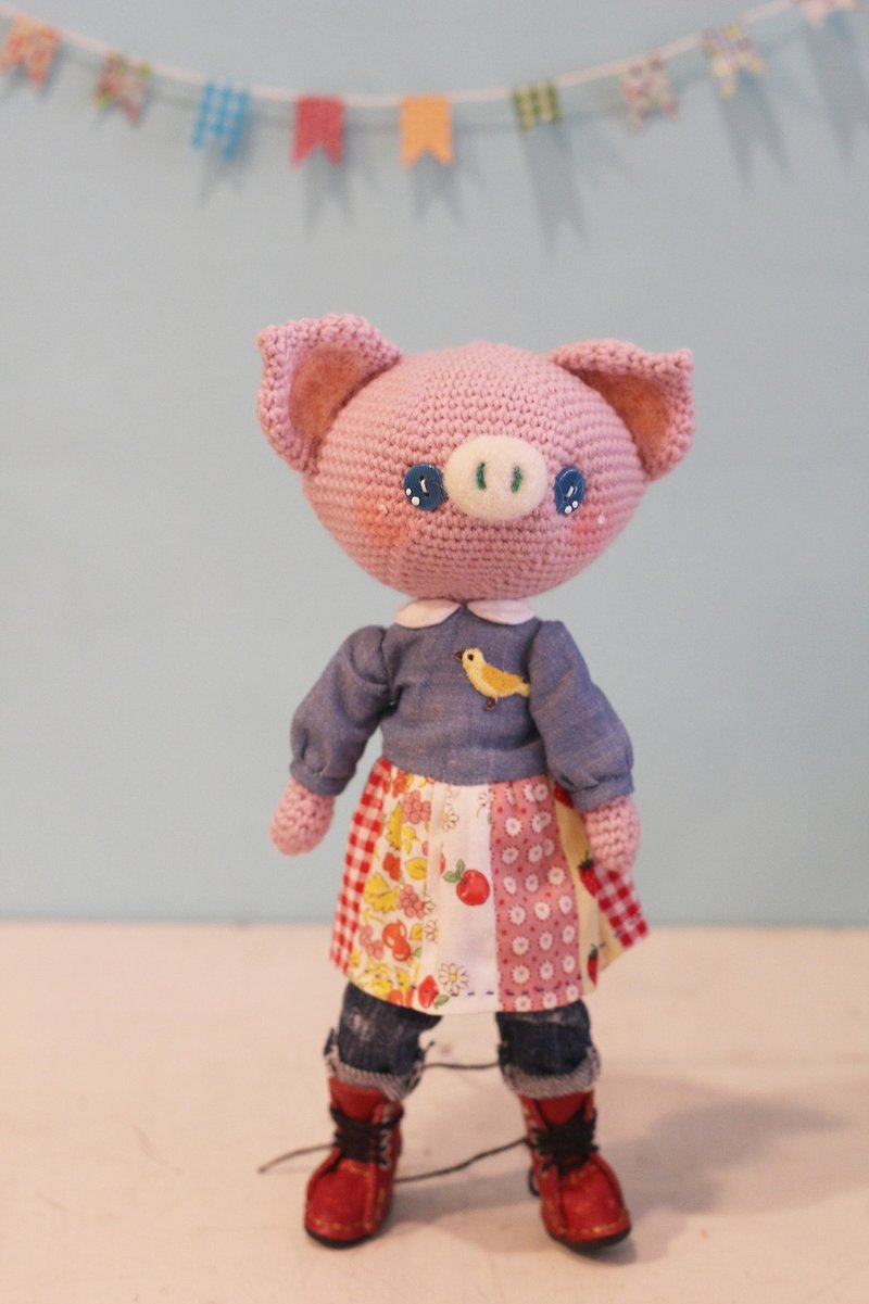 ミキは手作りの人形をデザインしています。動物の友達ミスピギー。ピンピンコ - 知育玩具・ぬいぐるみ - ウール ピンク