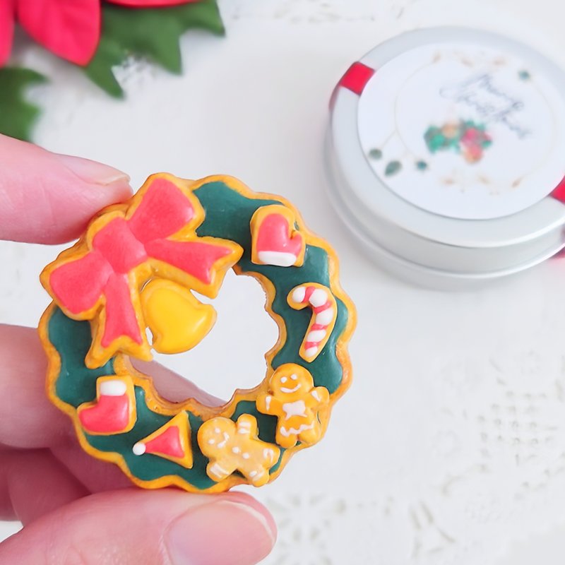 Christmas wreath style brooch - Brooches - Clay 