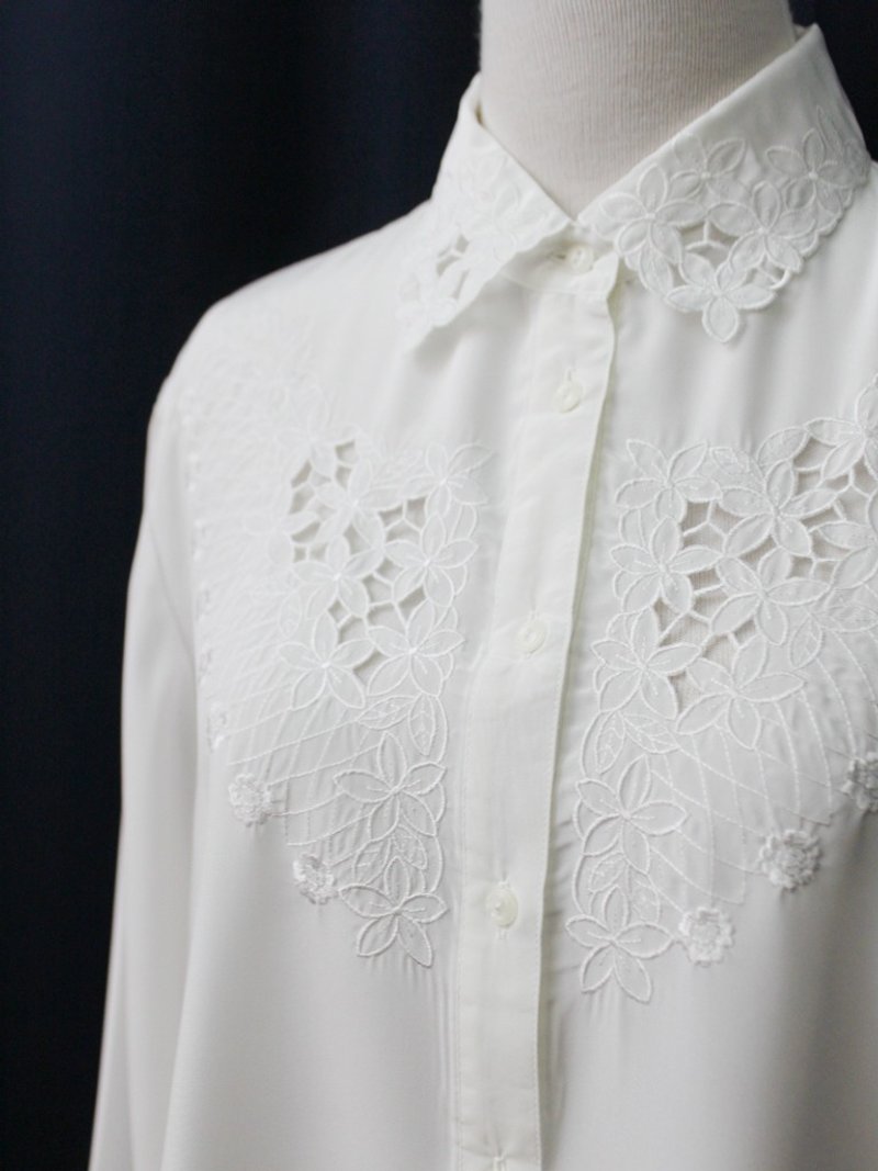 【RE0215T1748】日本製森林系精緻花朵鏤空白色古著襯衫 - 恤衫 - 聚酯纖維 白色