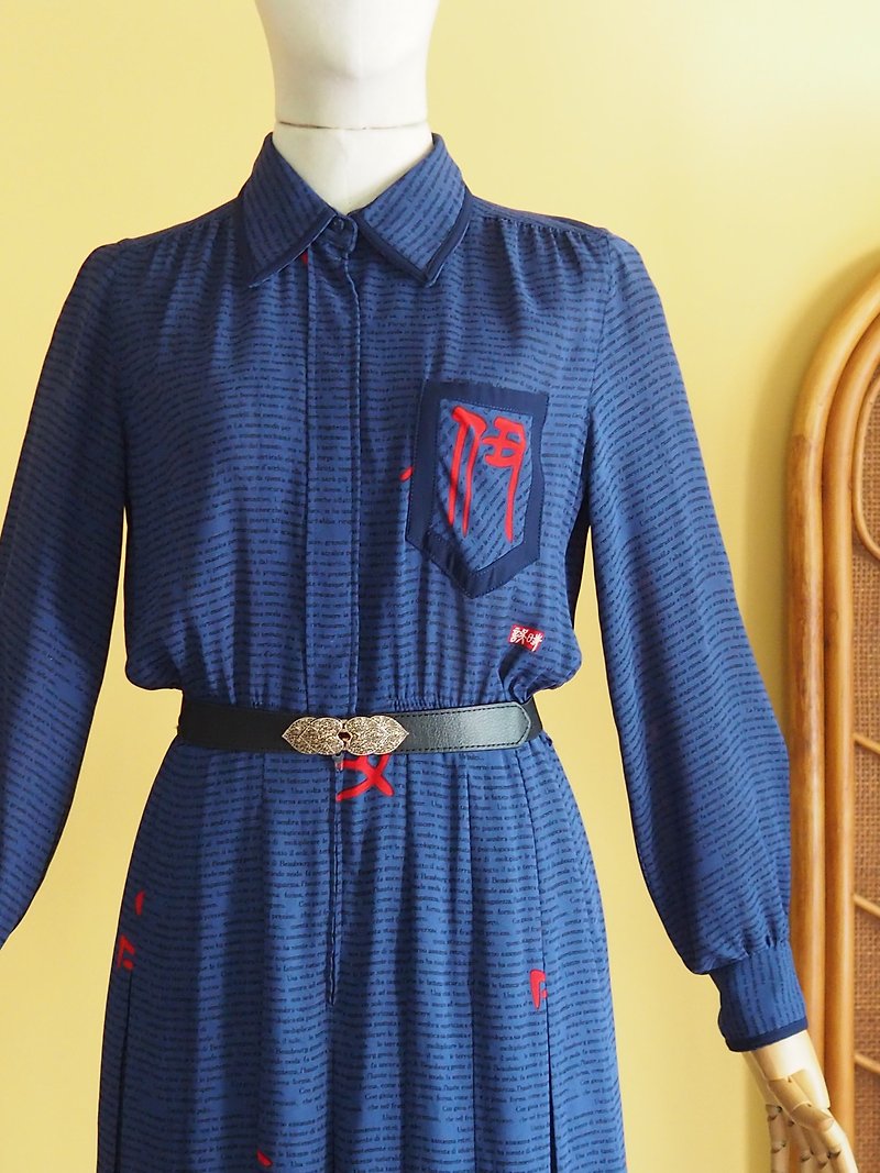 VINTAGE dress, size M, navy color with ancient alphabet printed - ชุดเดรส - เส้นใยสังเคราะห์ สีน้ำเงิน