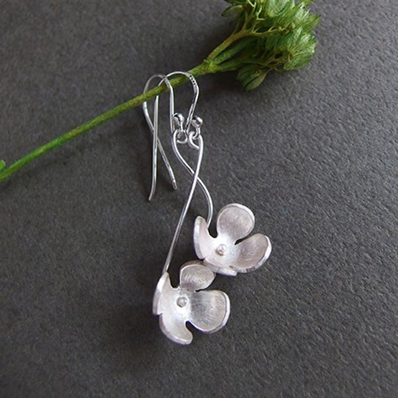 Shengruxiahua flower earrings silver lining right - Earrings & Clip-ons - Other Metals White