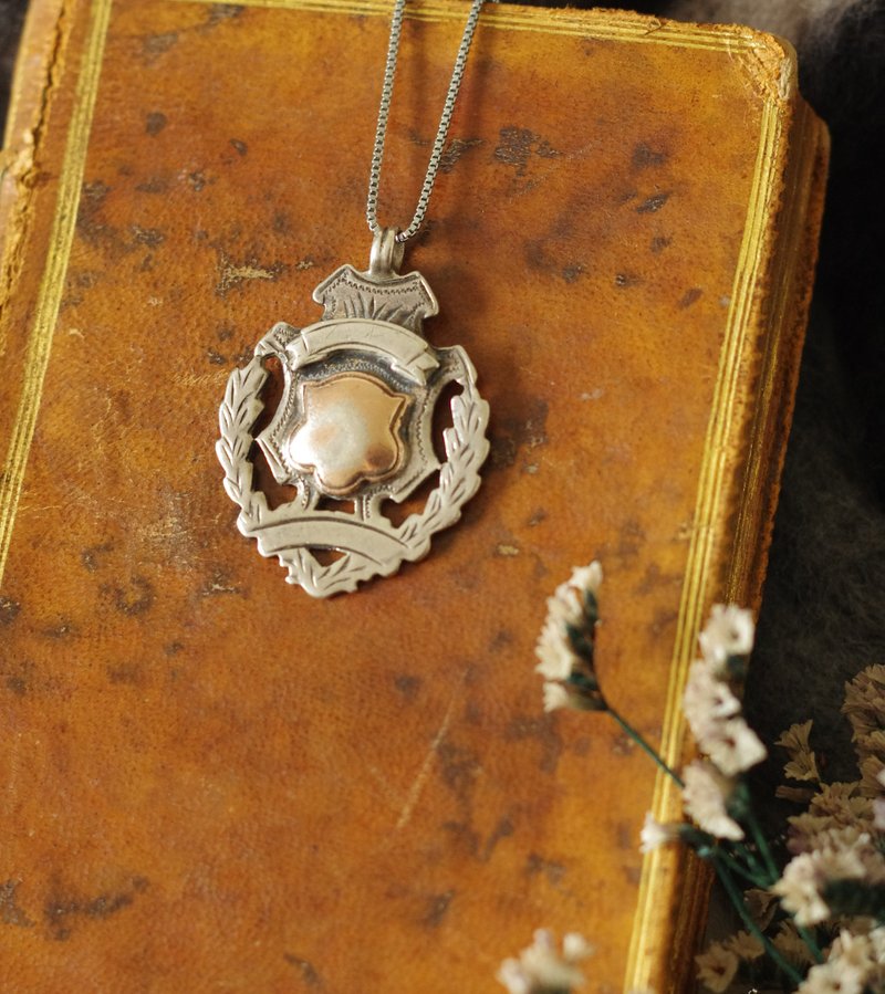 金銀寶貝 古董英國純銀雕花雙色盾牌項鍊懷錶鍊 墜子 N537 - 項鍊 - 其他金屬 銀色